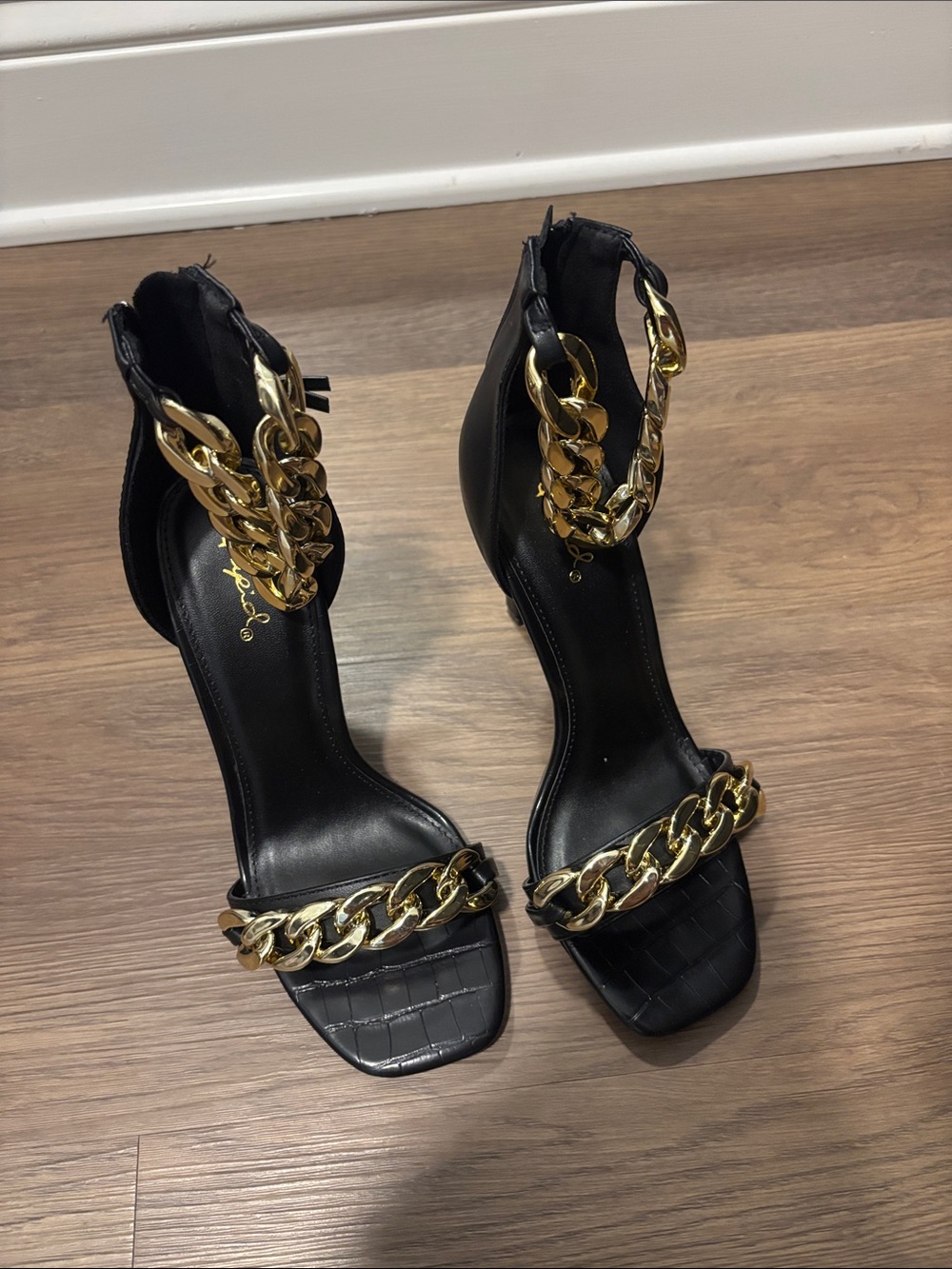 Qupid Highlight 49 Black Gold Chain‎ Leather 4in Heels Size 7